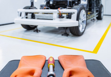 Finding Qualified Mechanics for Electric Salvage Car Repairs