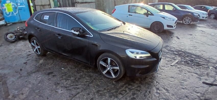 2017 VOLVO V40
