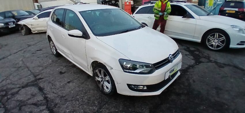 2013 VOLKSWAGEN POLO