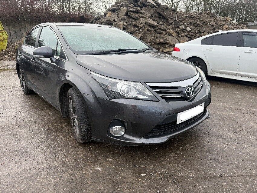2014 TOYOTA AVENSIS