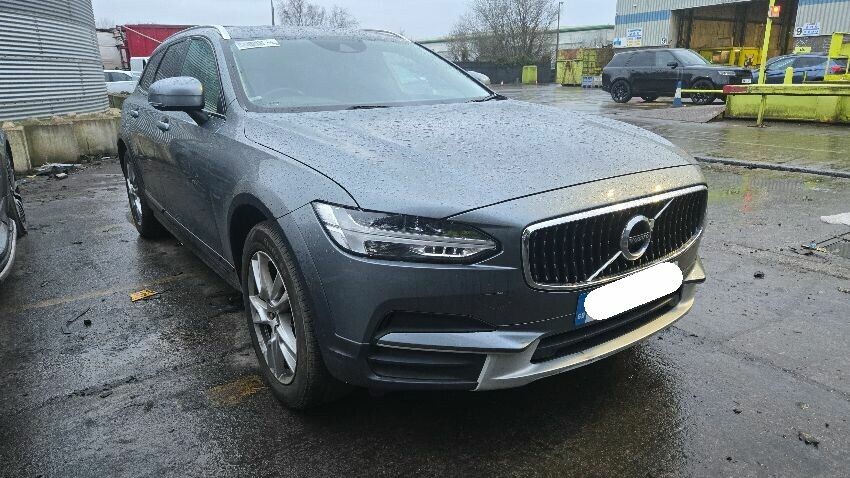 2017 VOLVO V90