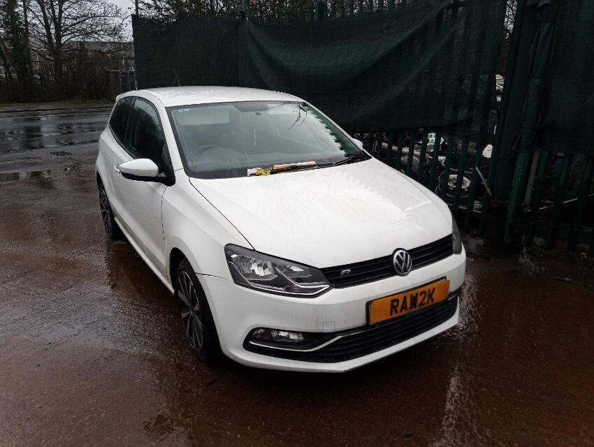 2015 VOLKSWAGEN POLO
