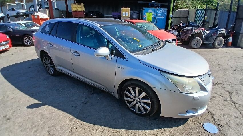 2011 TOYOTA AVENSIS