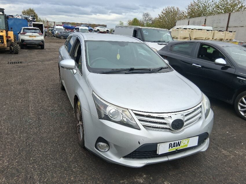 2014 TOYOTA AVENSIS