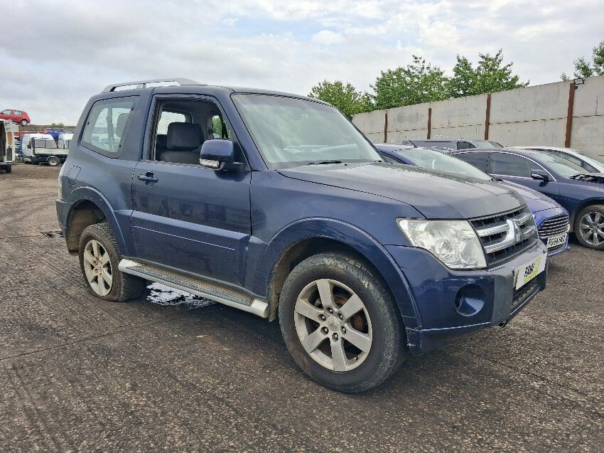 2011 MITSUBISHI SHOGUN