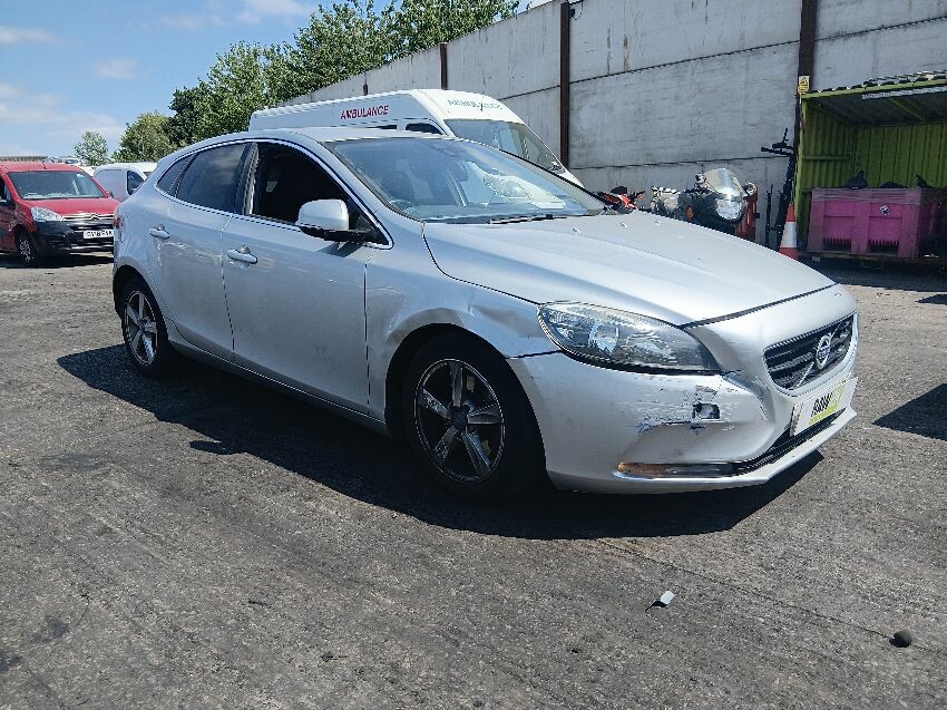 2014 VOLVO V40 D2 SE NAV 1,560cc