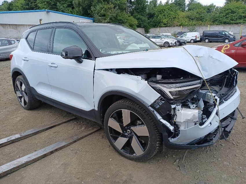 2023 VOLVO XC40