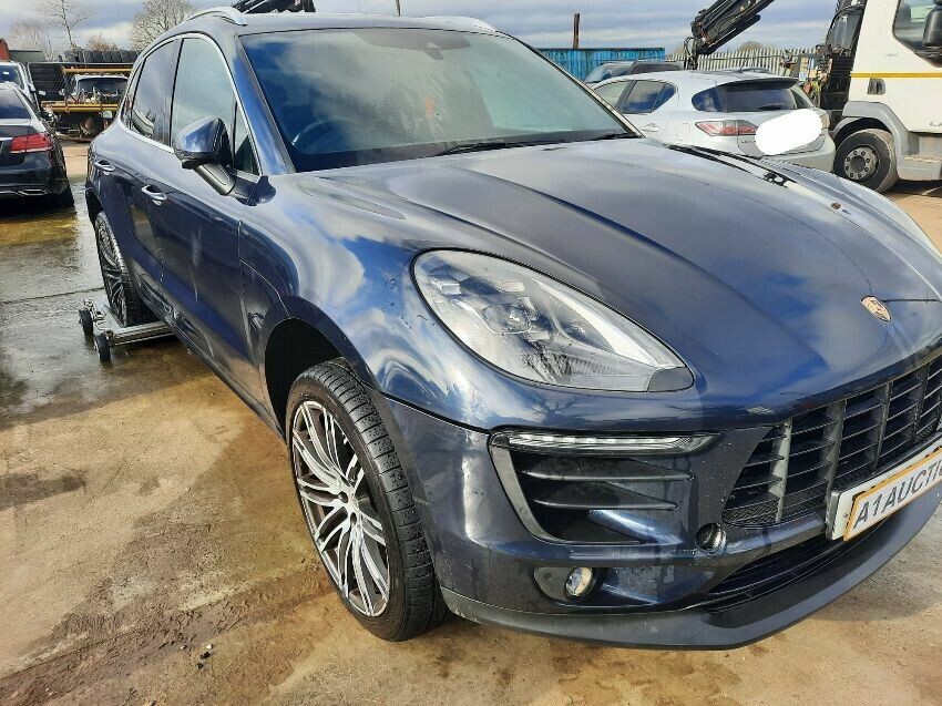 2016 PORSCHE MACAN