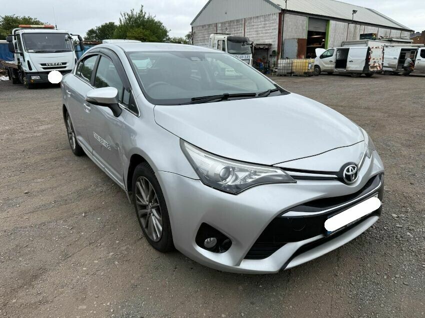 2015 TOYOTA AVENSIS